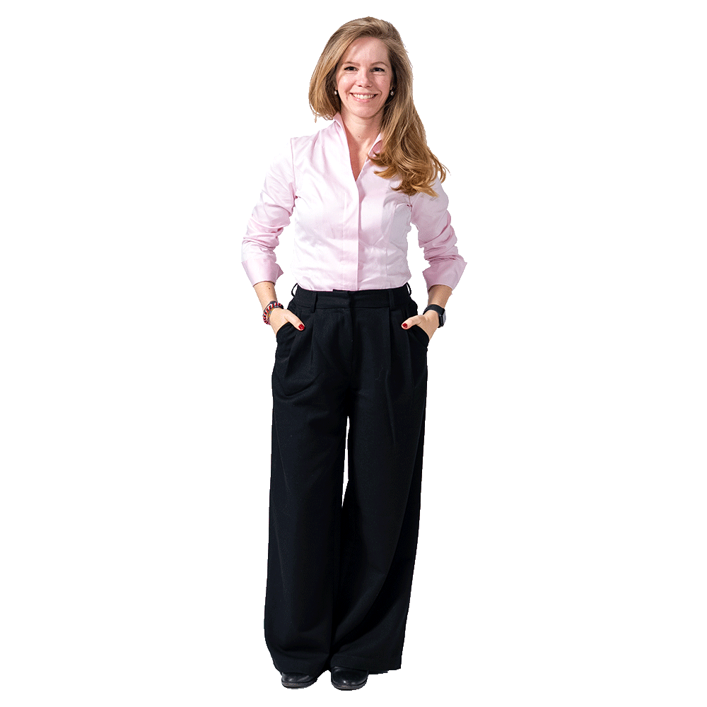 Dr. Caroline Obolensky in rosa Bluse und schwarzer Hose