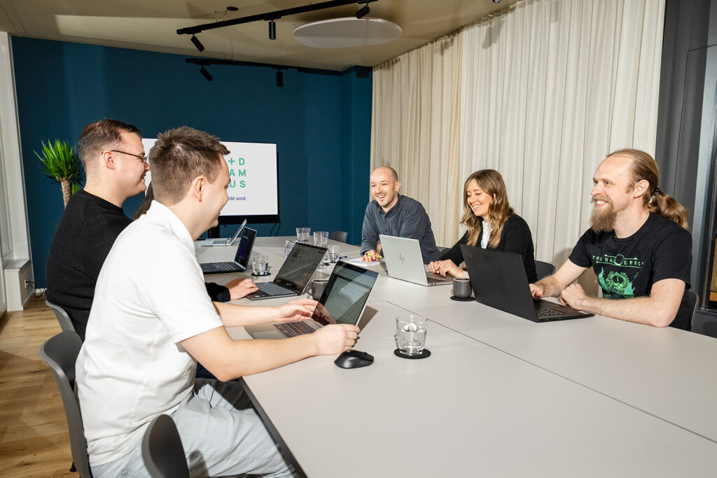 Personen im Meeting im Besprechungsraum des I+D Campus