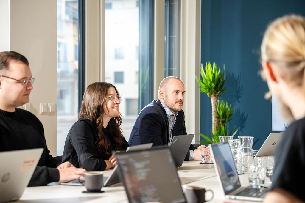 Personen im Meeting im Besprechungsraum des I+D Campus