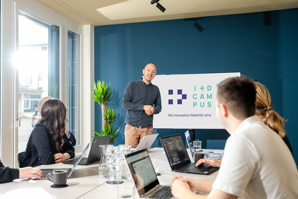 Präsentation im Besprechungsraum des I+D Campus